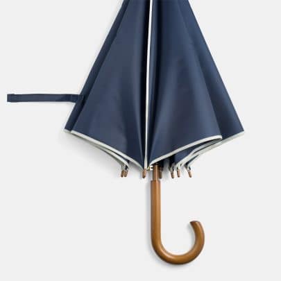 Blå paraply med klassisk design