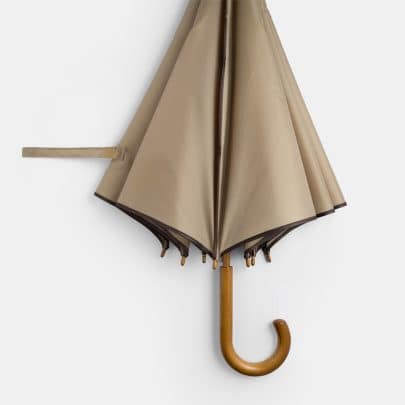 Beige paraply i klassisk design