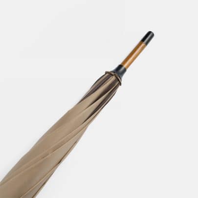 Klassisk beige paraply med solid konstruktion