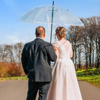 Gennemsigtig paraply hvid med sort håndtag