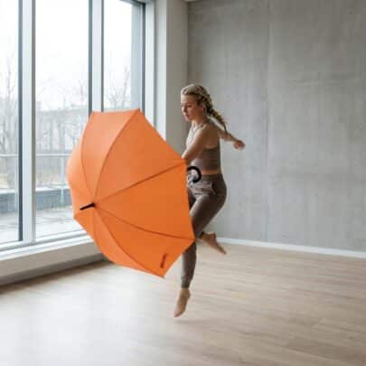 paraply til gymnastik og dans orange Maggie
