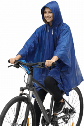 Blå regnslag cykel i brug på cykel