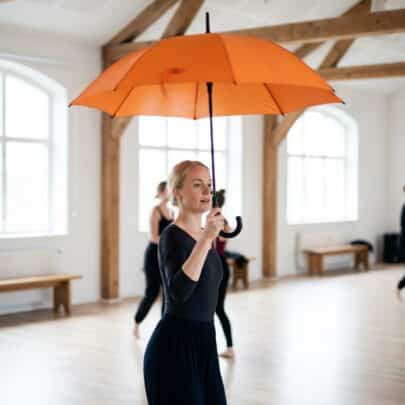 orange paraply til opvisning og dans
