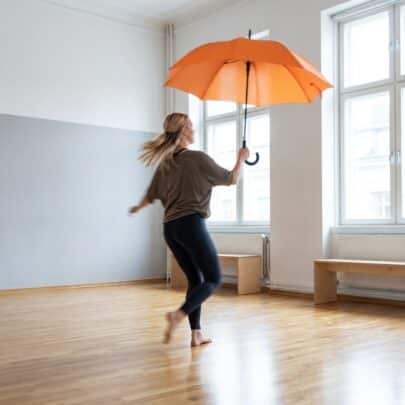 orange paraply til dans i dansestudie