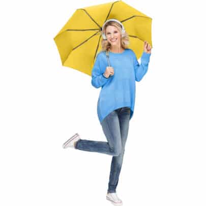 Gul taskeparaply i brug – Hugo mini paraply