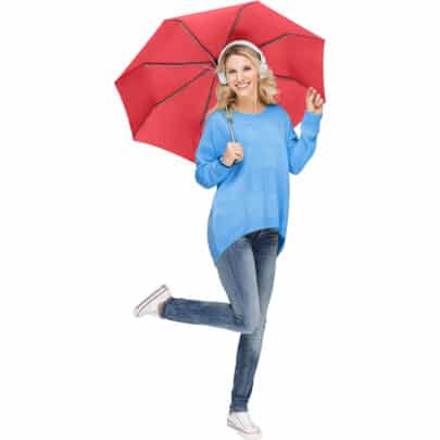 Rød taskeparaply i brug – Hugo kompakt paraply til regn