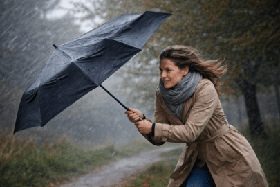 Vindstabil paraply der bruges i kraftig vind og regn